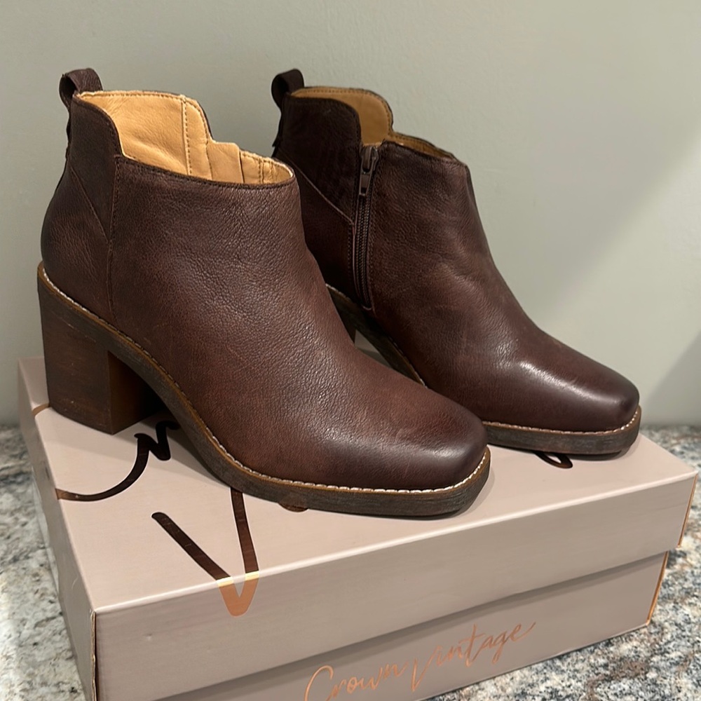 Crown Vintage SZ 8 1/2 women’s Leather bootie.